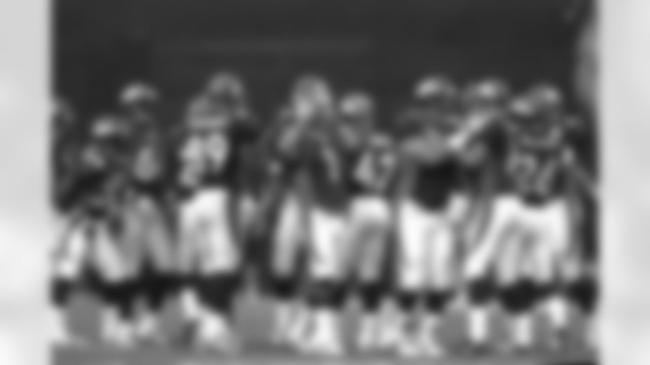 The team celebrates after Jason Elam makes a 53-yard field goal against the Kansas City Chiefs at Mile High Stadium in Denver, CO on August 31, 1997.