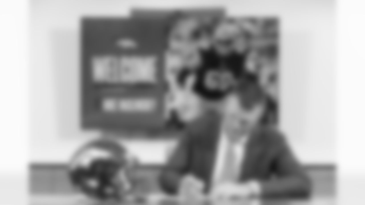 Mike McGlinchey signs his contract on Wednesday, March 15, 2023 in Englewood, Colorado.
Photo by Gabriel Christus / Denver Broncos