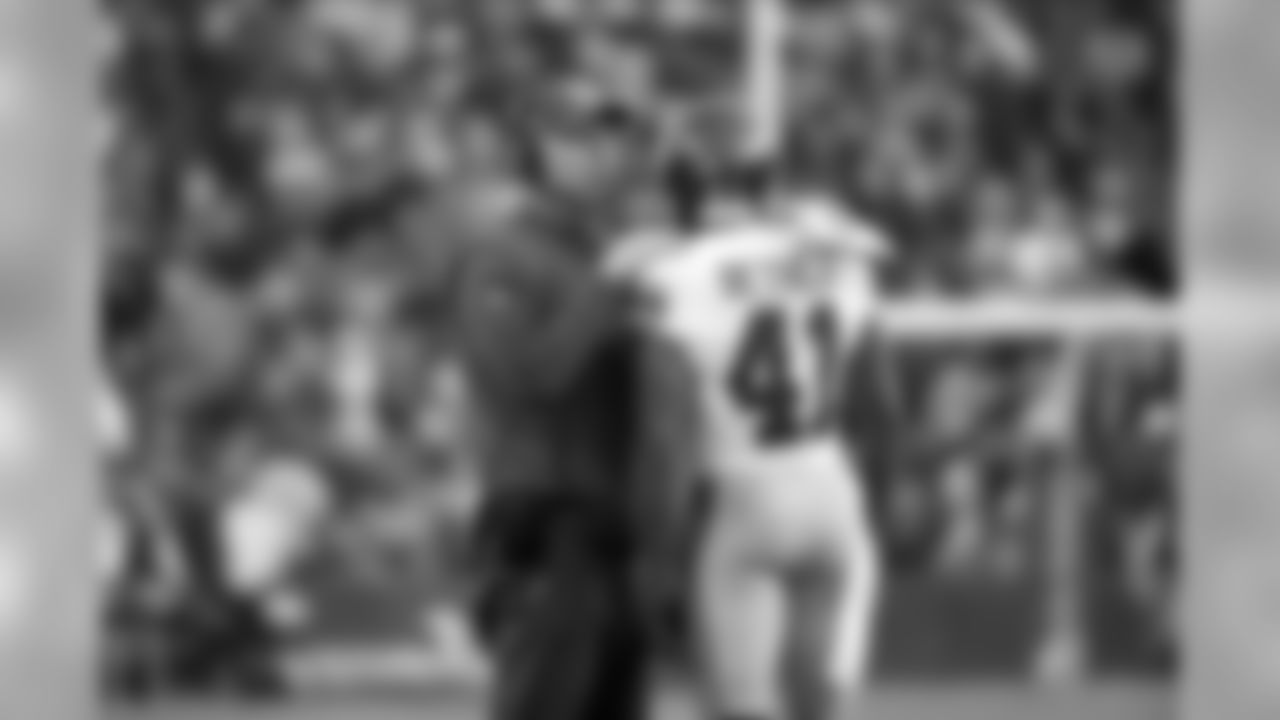 New York Giants head coach Pat Shurmur, left, talks with free safety Antoine Bethea (41) during the second half of an NFL football game against the Washington Redskins, Sunday, Dec. 22, 2019, in Landover, Md. (AP Photo/Alex Brandon)