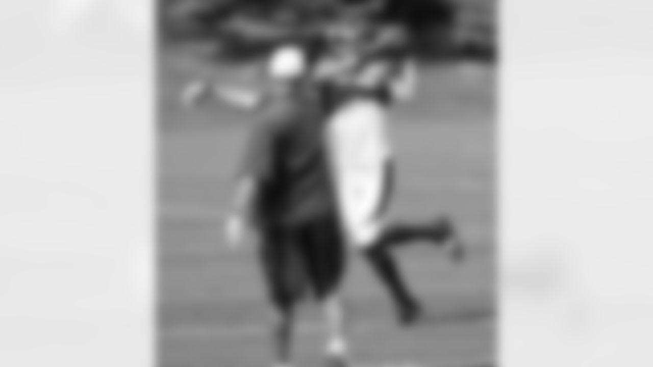 WR Eric Decker reaches back to make a catch.