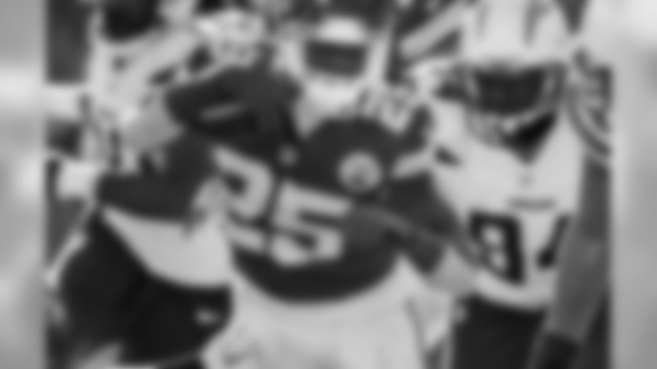WEEK 10: Sunday, Nov. 15 vs. Kansas City at 2:25 p.m. MST (CBS)
Above: Jamaal Charles rushes against the Kansas City Chiefs as the defense pursues.