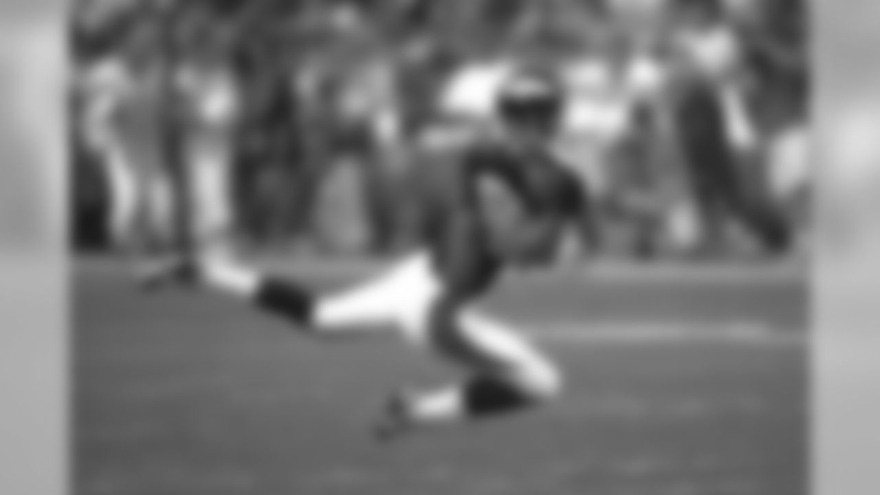 Ed McCaffrey makes a leaping catch for the first reception of the Broncos 1998 regular season against the New England Patriots at Mile High Stadium in Denver, CO on September 7, 1998.