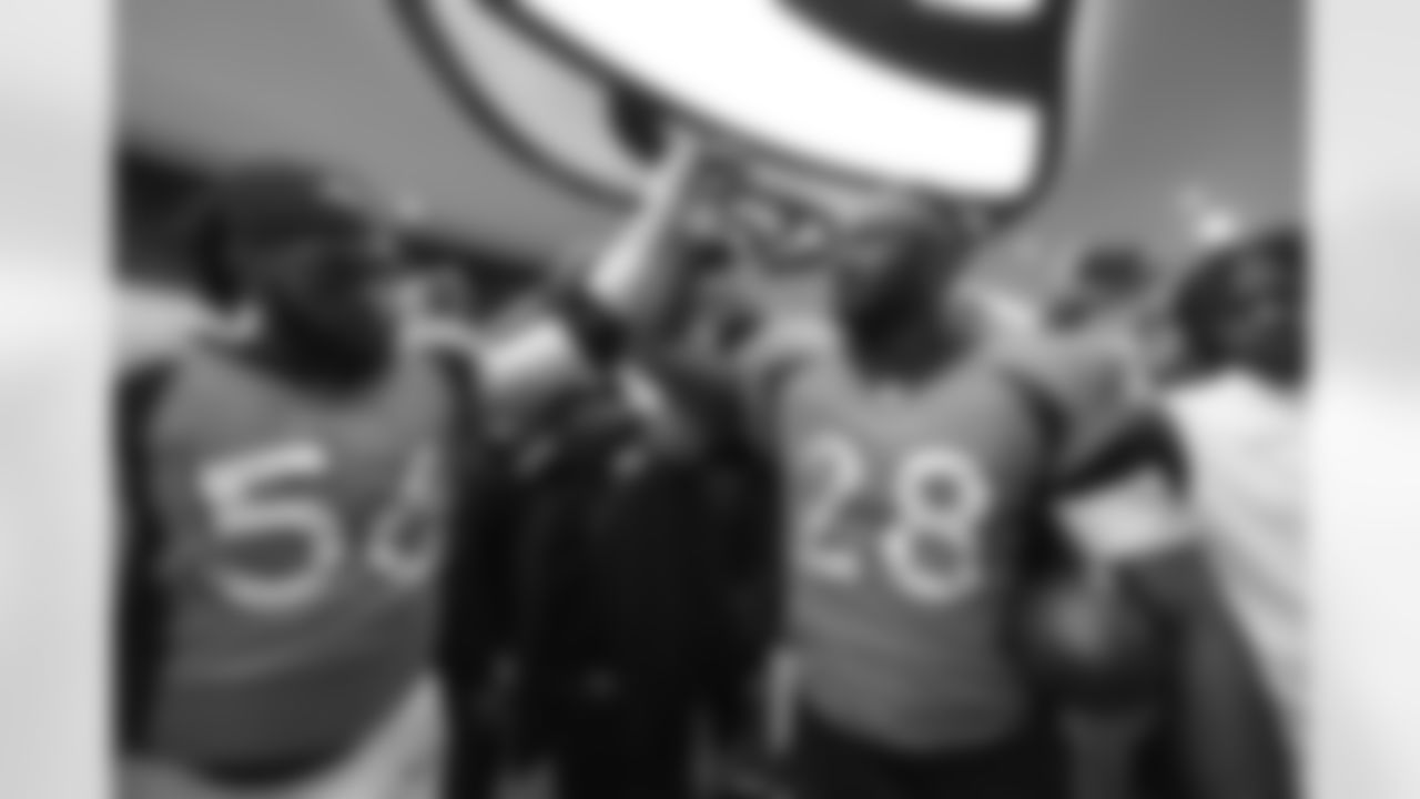 Denver Broncos running back Latavius Murray (28) breaks down the huddle in the locker room after the NFL game against the Arizona Cardinals on Sunday, December 18, 2022 at Empower Field at Mile High in Denver, Colorado.
Photo by Gabriel Christus/Denver Broncos