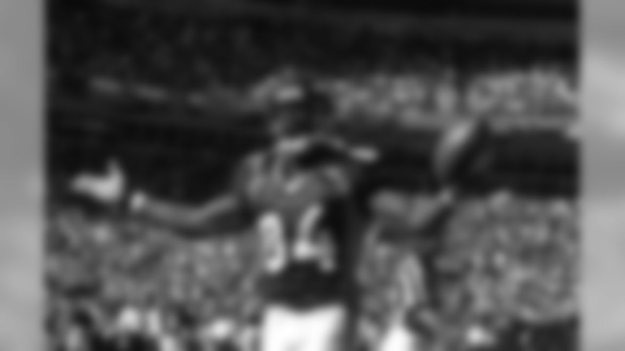 Shannon Sharpe celebrates after his touchdown reception against the Detroit Lions at Invesco Field at Mile High in Denver, CO on September 28, 2003.