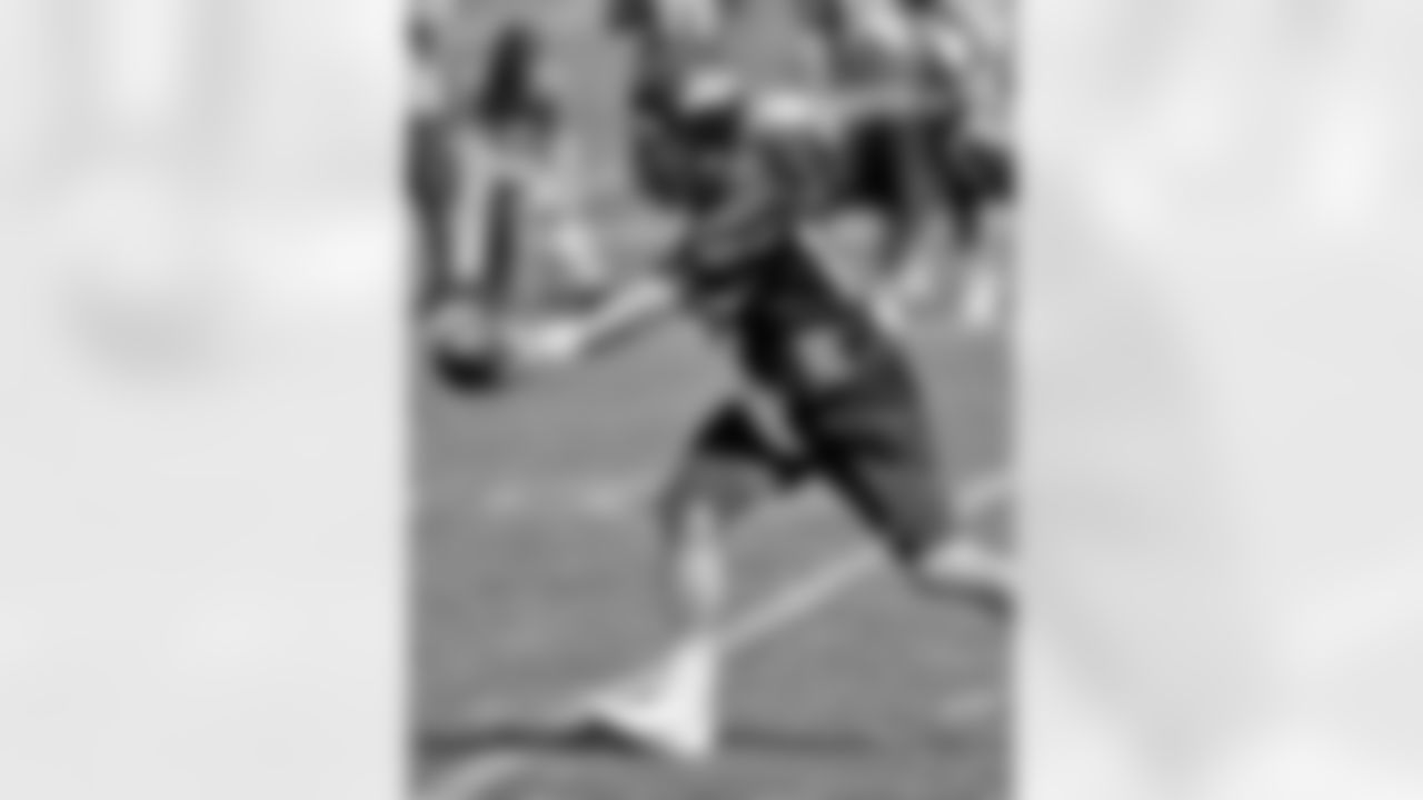 Manning fakes a handoff.