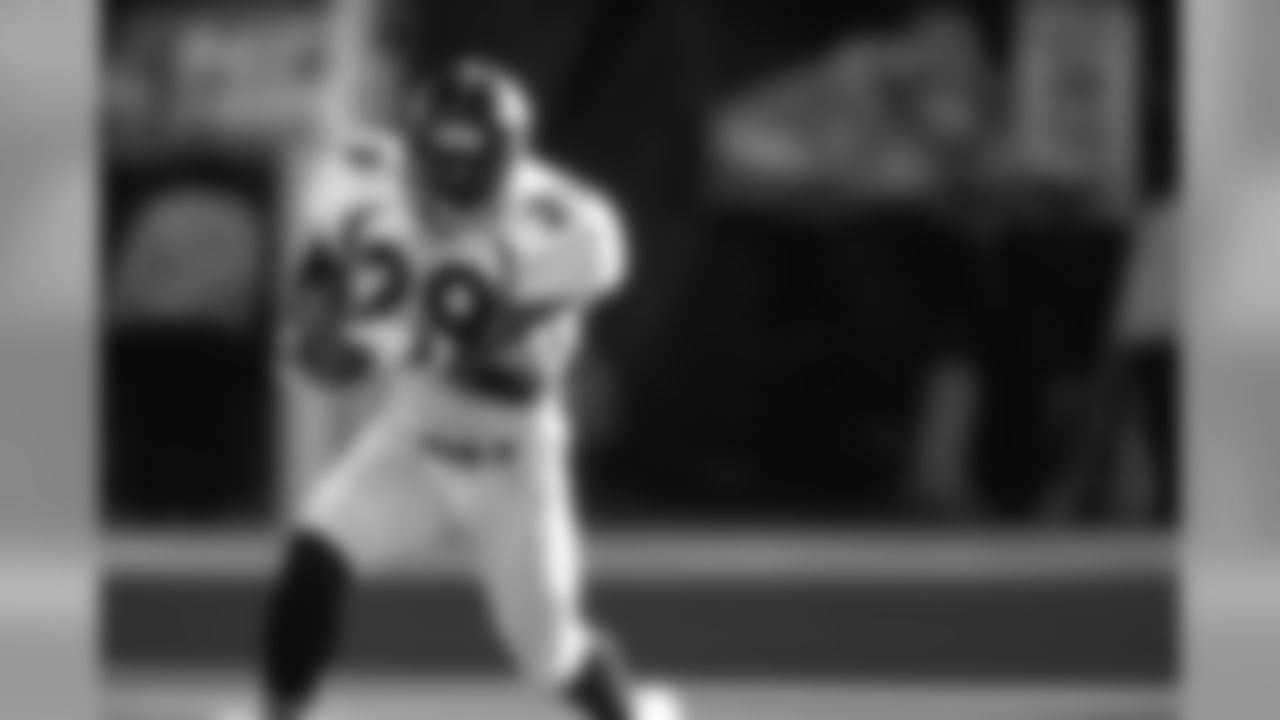 Howard Griffith scores a receiving touchdown against the Pittsburgh Steelers at Three Rivers Stadium in Pittsburgh, PA on January 11, 1998.