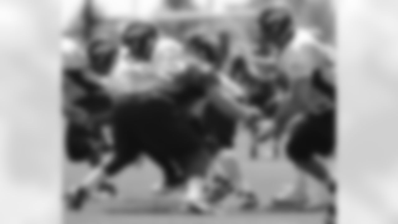 Williams breaks off the line of scrimmage.