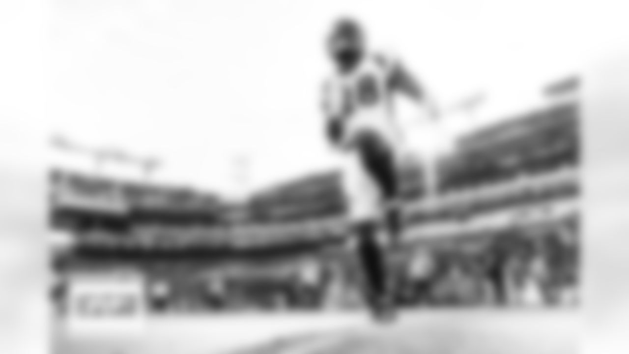 Latavius Murray during pregame warmups before the Broncos' Week 13 game against the Baltimore Ravens at M&T Bank Stadium in Baltimore, Maryland on December 4, 2022. (Photo by Ben Swanson)