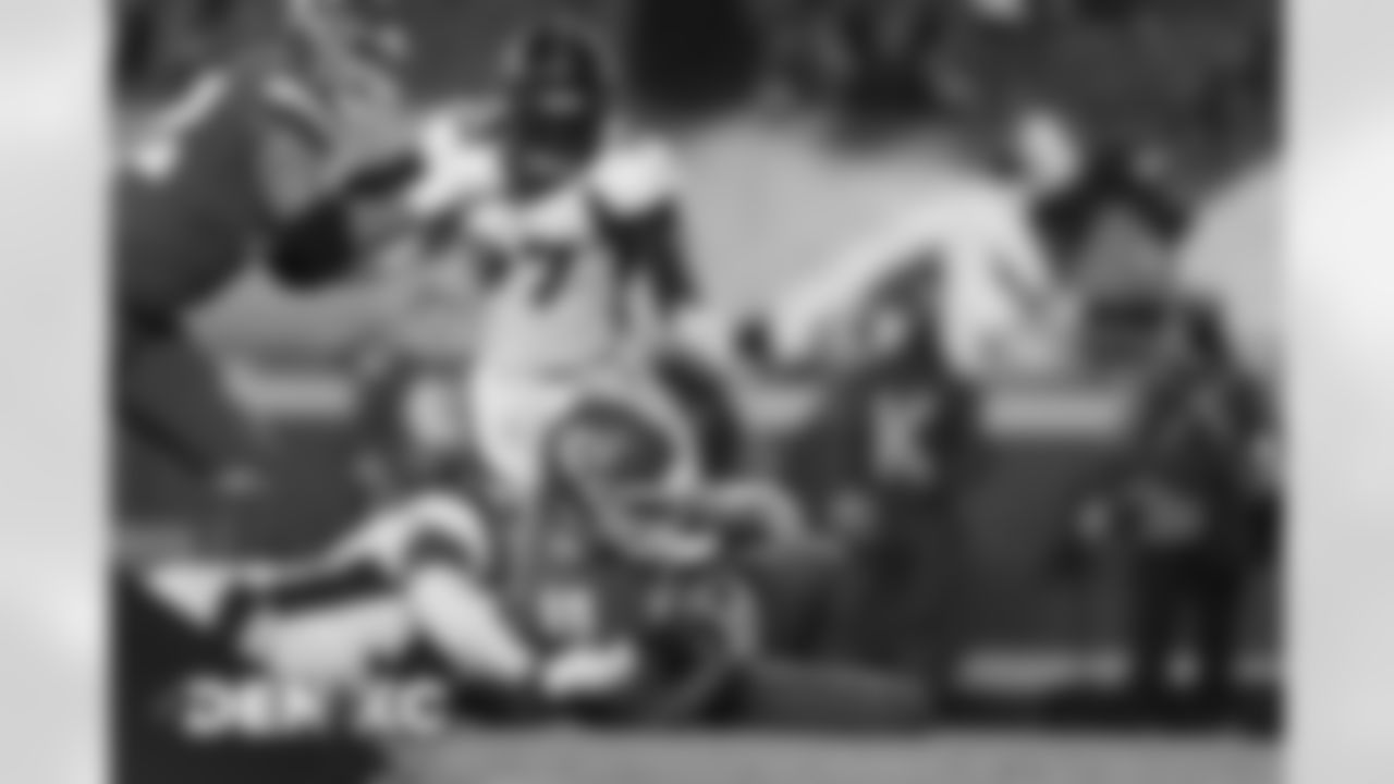 Game action during the second half of the Broncos' Week 13 game against the Kansas City Chiefs at Arrowhead Stadium in Kansas City, Missouri. (Photo by Gabriel Christus)