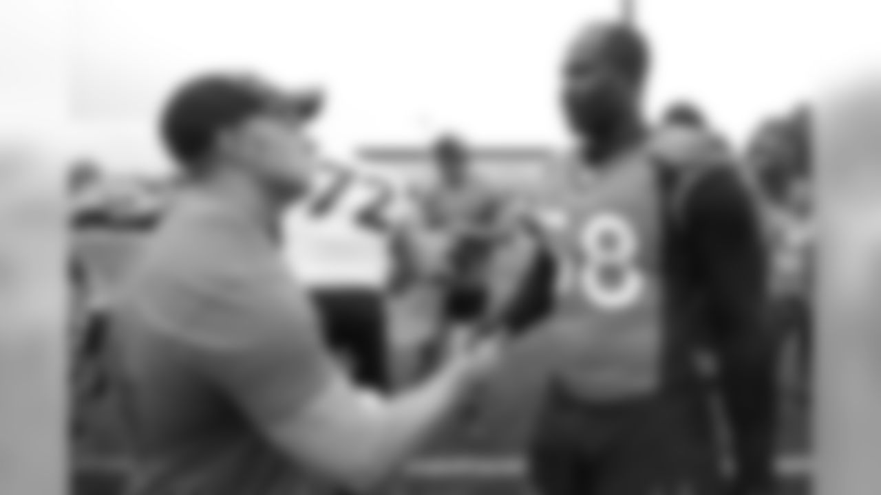 Von Miller meets actice duty military members after practice in Englewood, Colorado, August 21, 2019.
Photo by Gabriel Christus