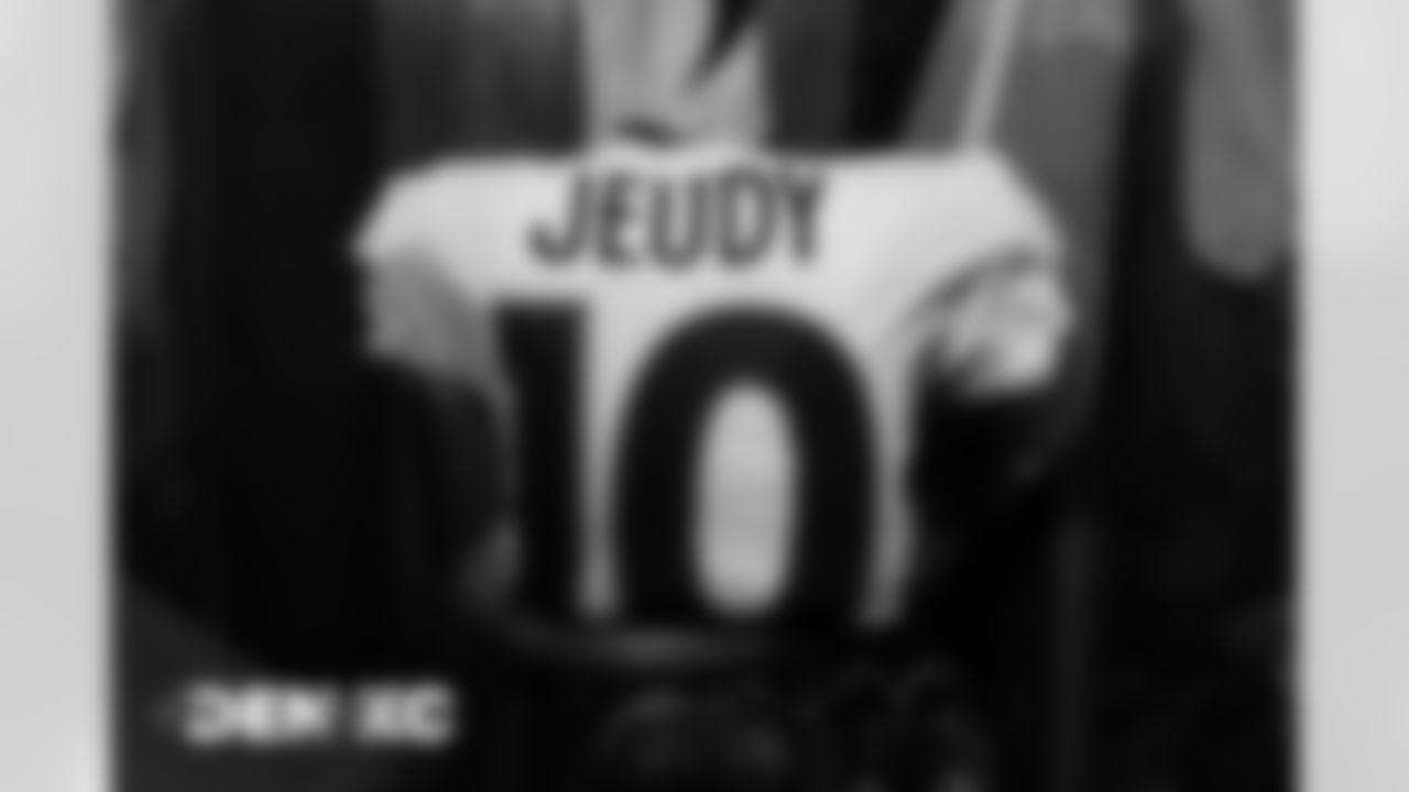 Jerry Jeudy's jersey in the locker room before the Broncos' Week 13 game against the Kansas City Chiefs at Arrowhead Stadium in Kansas City, Missouri. (Photo by Gabriel Christus)