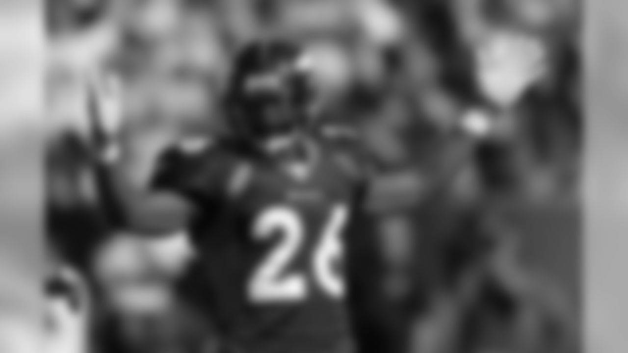 Clinton Portis celebrates after scoring a touchdown against the San Diego Chargers at Invesco Field at Mile High in Denver, CO on October 6, 2002.