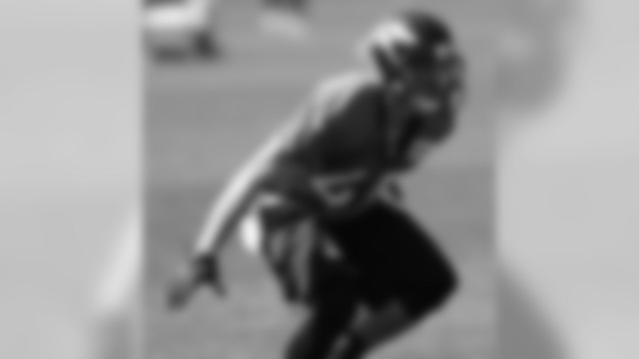 S Jim Leonhard looks to make a tackle.