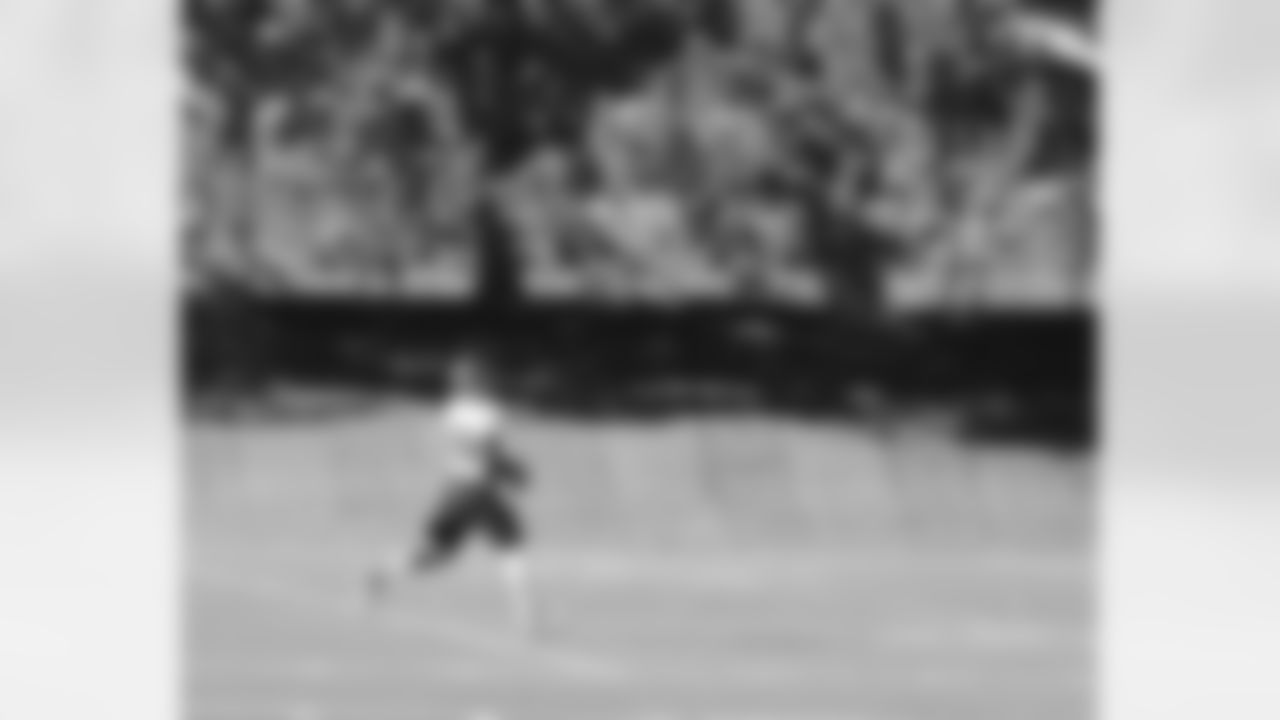 WR Demaryius Thomas tracks a pass.