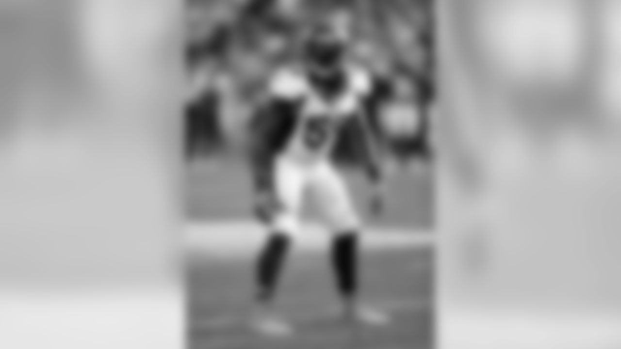 inside linebacker Danny Trevathan (59)