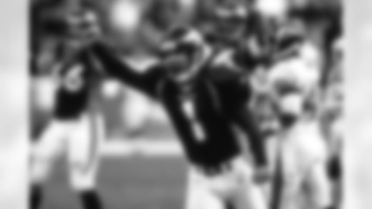 Jason Elam celebrates after tying the NFL record for the longest field goal of 63 yards against the Jacksonville Jaguars at Mile High Stadium in Denver, CO on October 25, 1998.