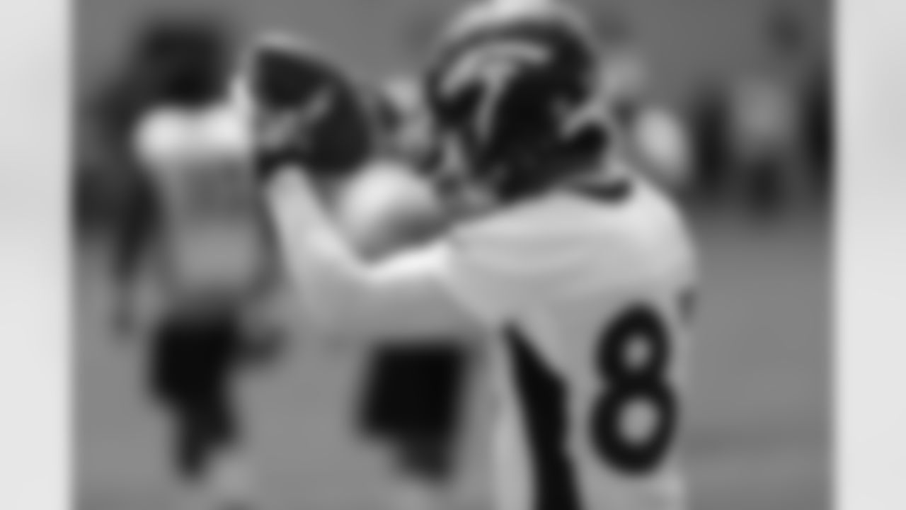 WR Eric Decker makes a catch while dragging his toes inside the sideline.