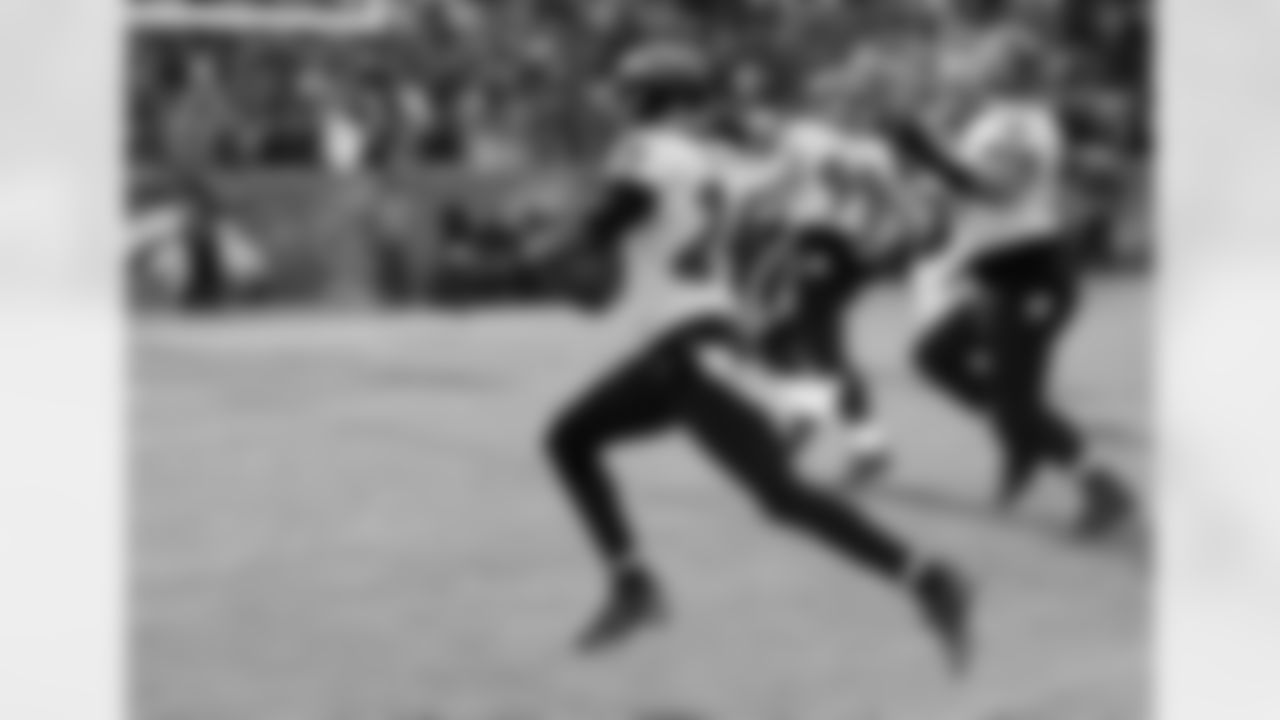 Baltimore CB Corey Graham takes a pick back 39 yards for a touchdown that makes it 14-7 Baltimore.