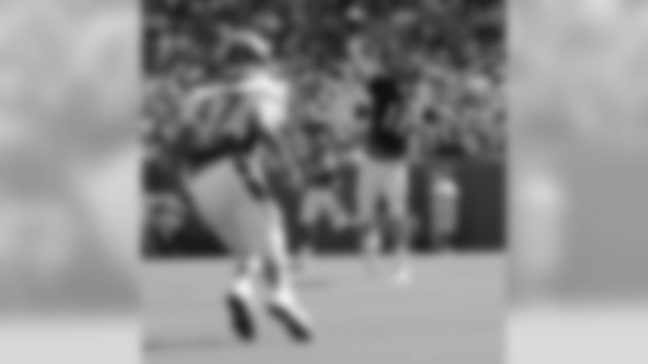 Manning fires a pass to Decker.