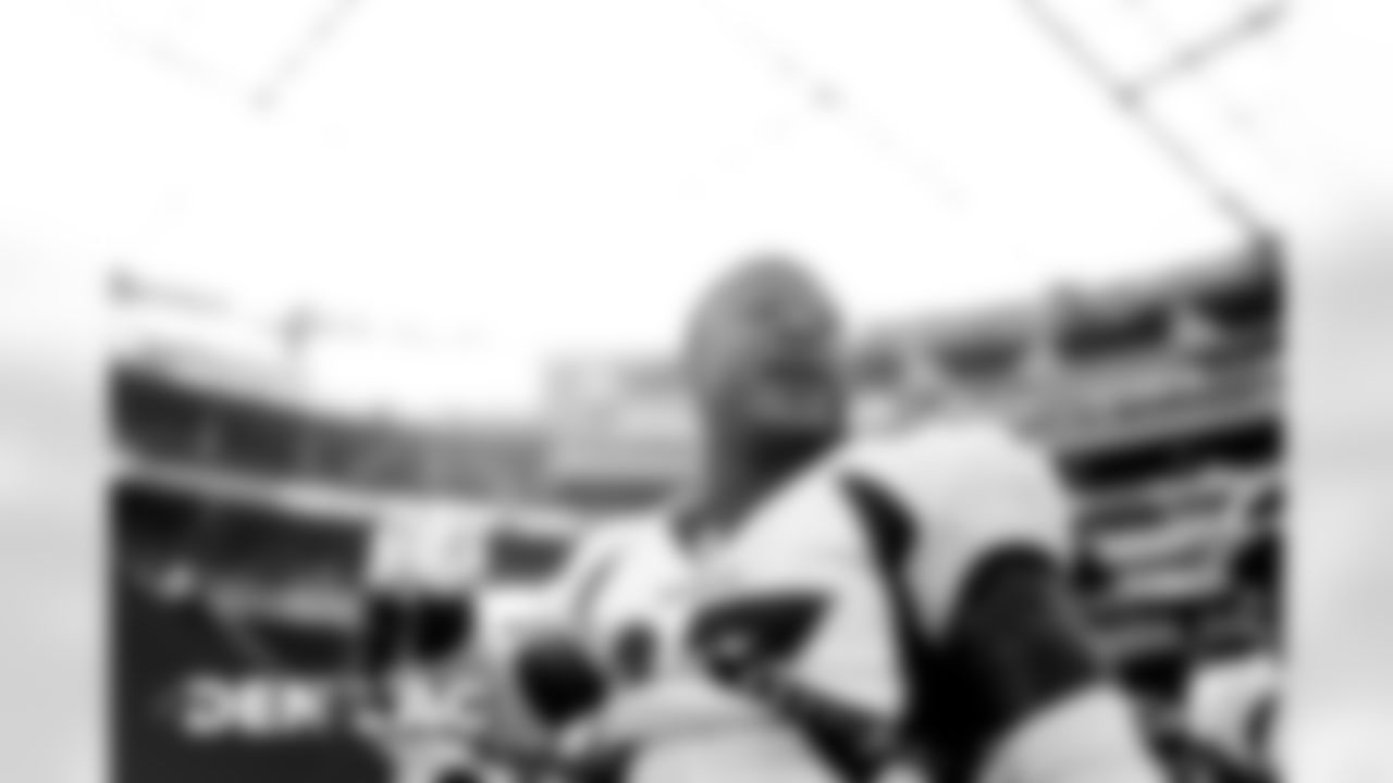 Will Parks warms up before the Broncos' Week 16 game against the Los Angeles Chargers at SoFi Stadium in Inglewood, California. (Photo by Gabriel Christus)