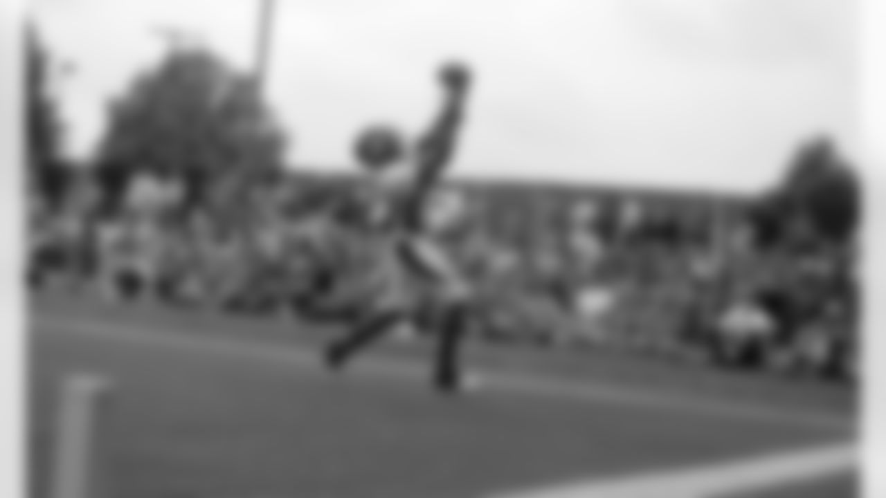 Thomas hauls in a pass in the end zone