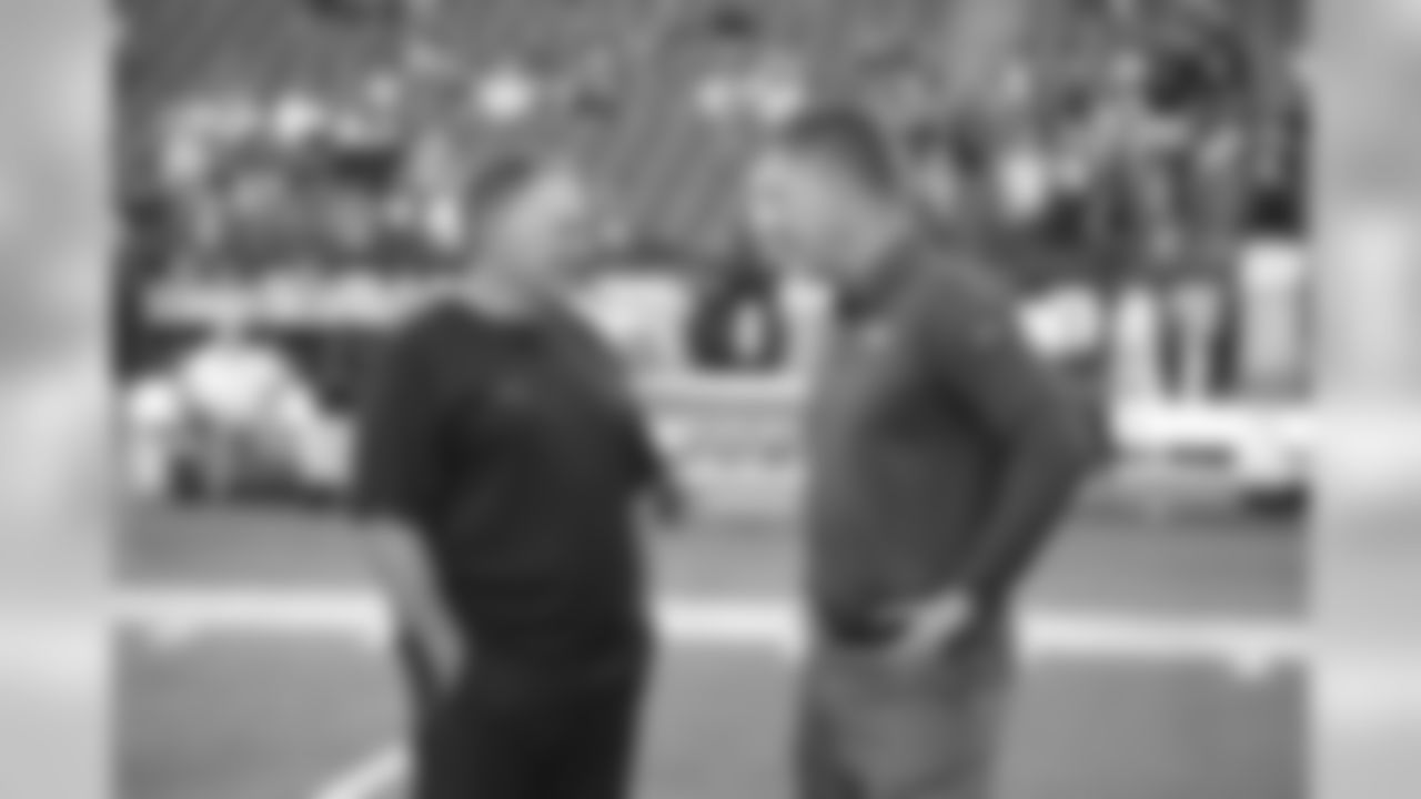 New York Giants head coach Pat Shurmur talks with New England Patriots head coach Bill Belichick before an NFL football preseason game, Thursday, August 28, 2019 in Foxborough, Mass. (Evan Pinkus via AP)