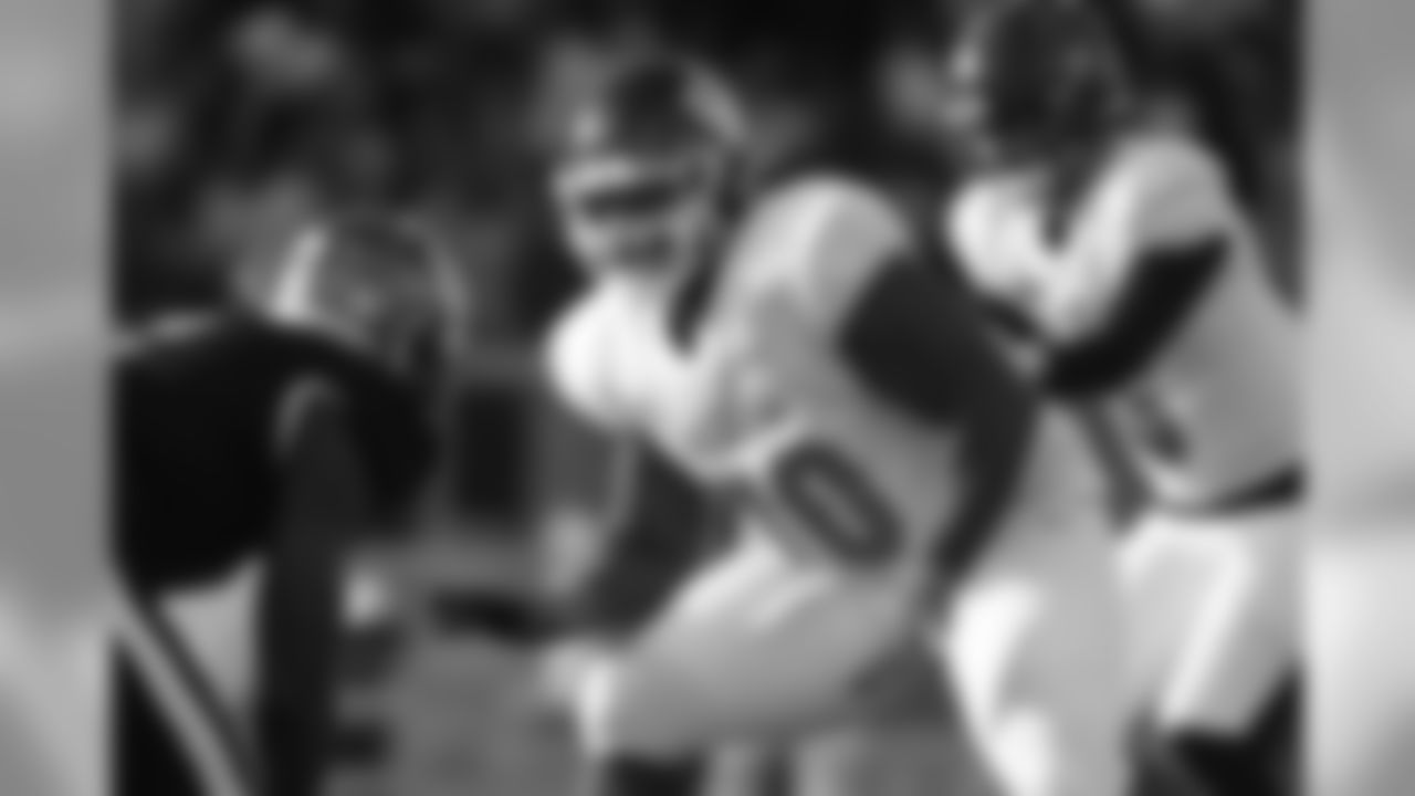 NFL.com bio: "… Despite excelling on the blindside in all 13 games at a junior, American Athletic Conference coaches failed to name him all-league. They rectified that situation by voting him second-team all-conference his senior year despite only starting the team's first nine games at left tackle due to a knee injury. …"
(AP Photo/Butch Dill)