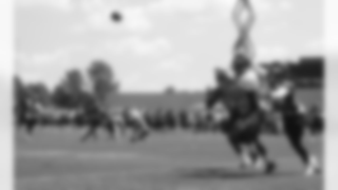 Thomas goes after a pass from Manning.