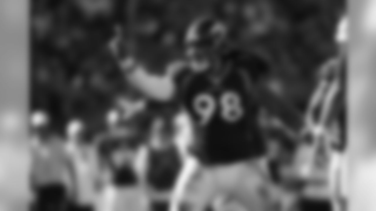 Defensive lineman Mike Purcell helped shore up the Broncos defense, beginning with his first game in Week 5 against Los Angeles. His efforts resulted in five tackles and two tackles for loss against Tennessee, as Denver's defense allowed just 39 rushing yards.
Photo by Gabriel Christus