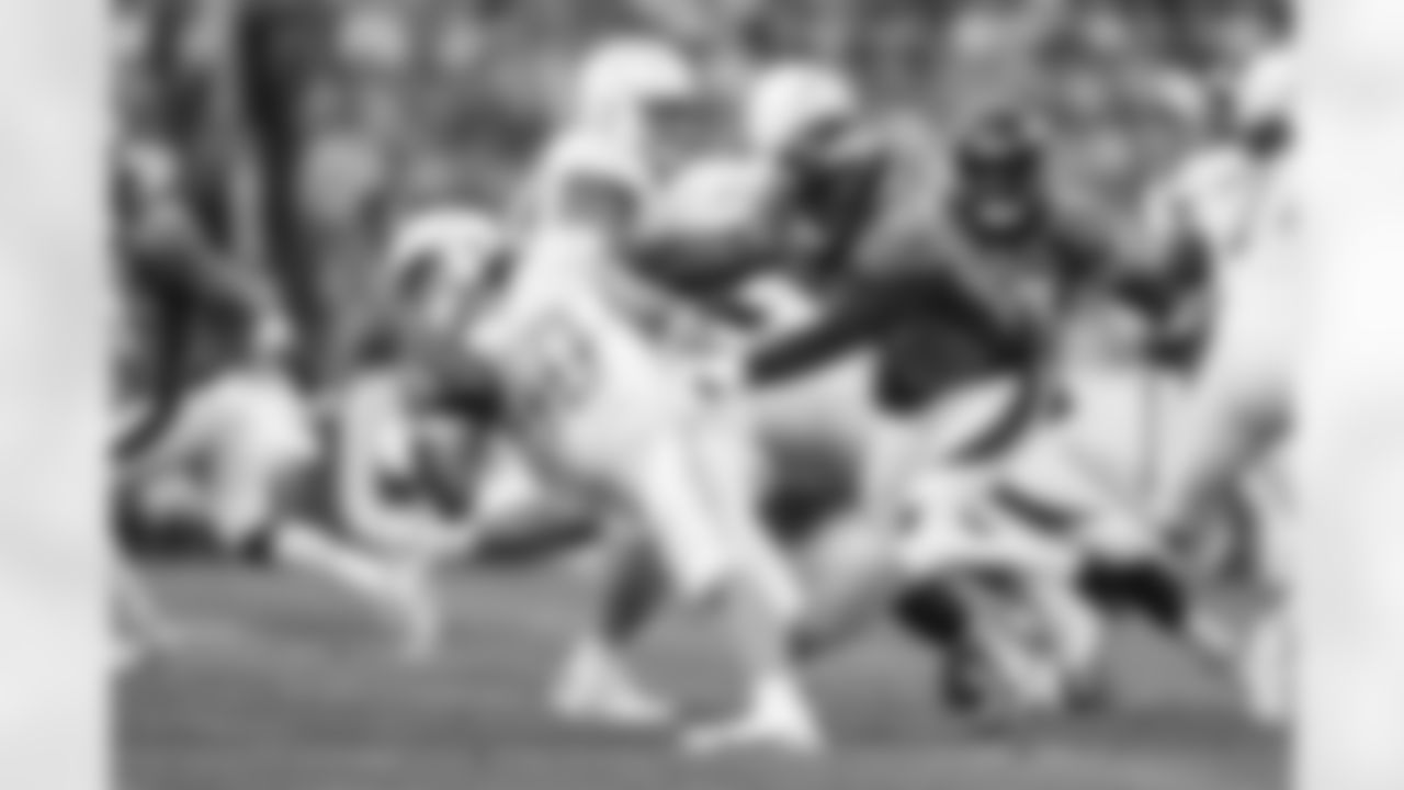 Stephen Weatherly during the Broncos' Week 12 game against the Los Angeles Chargers at Empower Field at Mile High in Denver, Colorado on November 28, 2021. (Photo by Gabriel Christus)