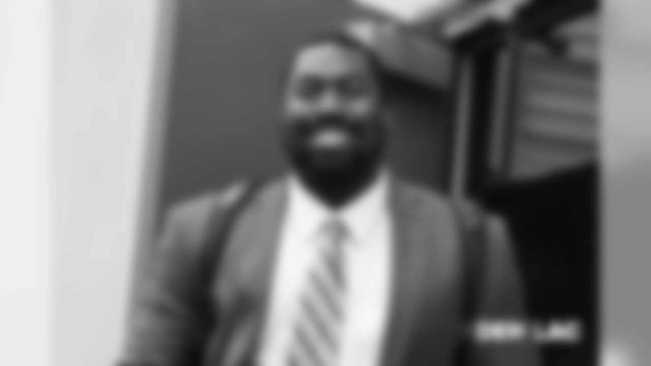 Shelby Harris walks to the bus during the team's travel on Nov. 17, 2018 ahead of its game against the Los Angeles Chargers
