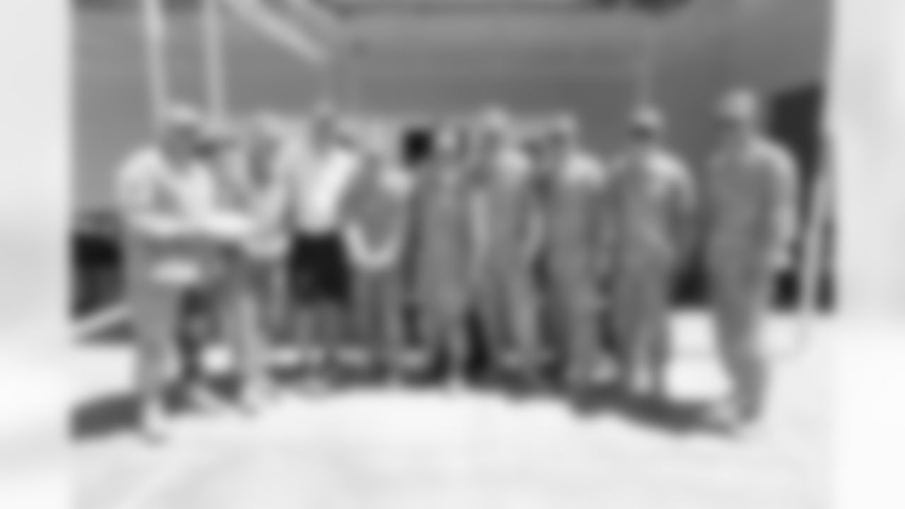 Fox poses with the soldiers.