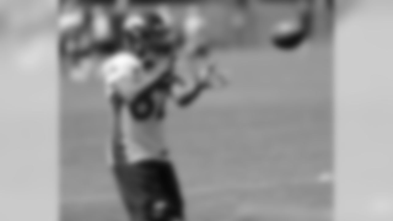 LB Wesley Woodyard looks in a pass.