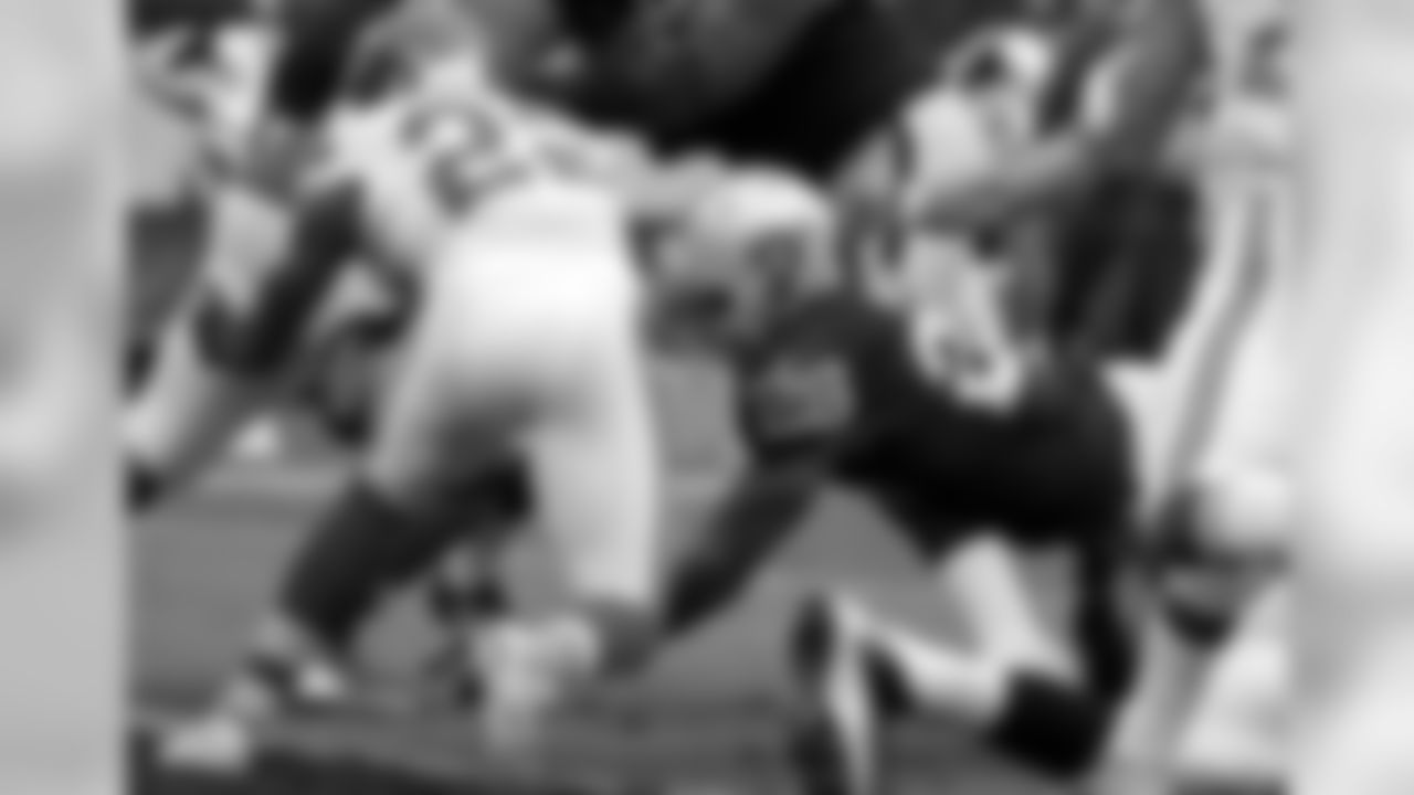 Kansas City has been one of the AFC's toughest teams recently with a five-game winning streak comign into Sunday's game, but the Raiders got on the board first with this scoring run by RB Latavius Murray.