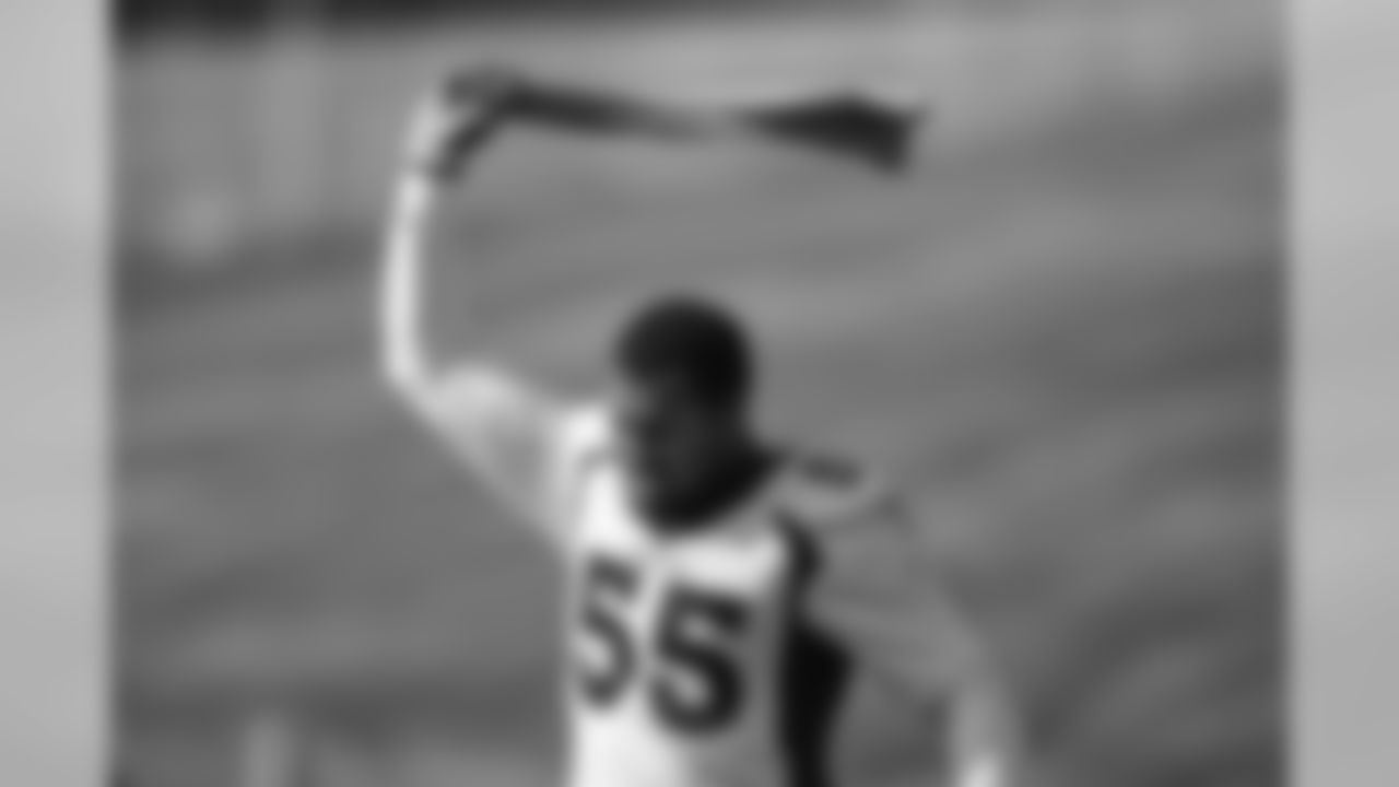 Bradley Chubb twirls a towel overhead before the first training camp practice at UCHealth Training Center on August 14, 2020. (Photo by Ben Swanson)