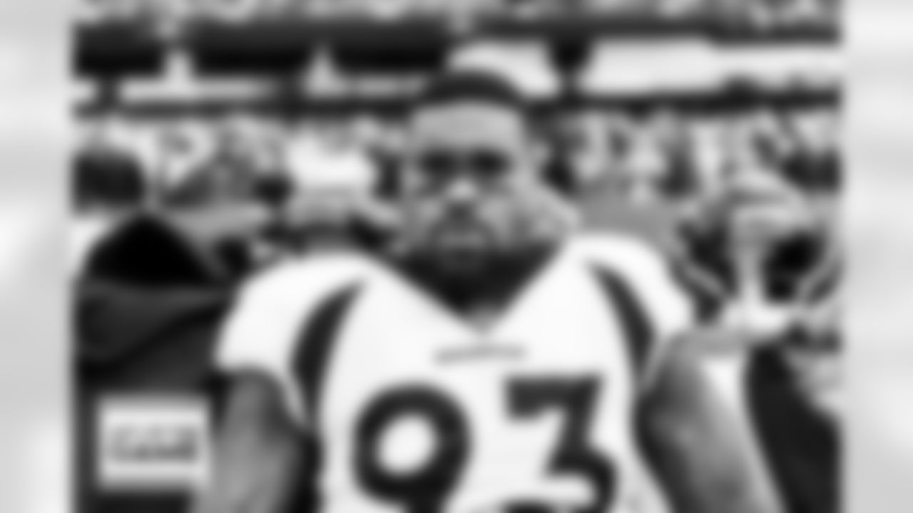 Dre'Mont Jones on the sideline before the Broncos' Week 10 game against the Tennessee Titans at Nissan Stadium in Nashville, Tennessee on November 13, 2022. (Photo by Ben Swanson)