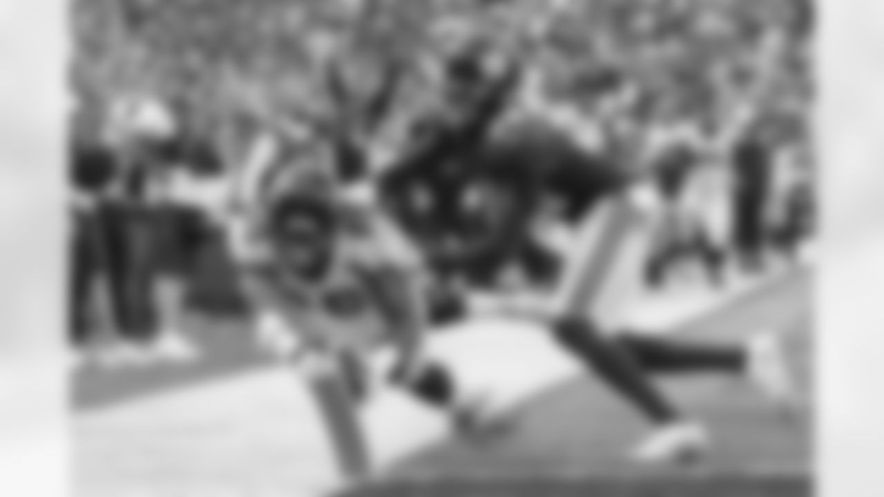 Denver Broncos tight end Albert Okwuegbunam (85) reaches for the pylon for a touchdown during the NFL game against the New York Giants on Sunday, September 12, 2021 at MetLife Stadium in East Rutherford, New Jersey.
Photo by Gabriel Christus