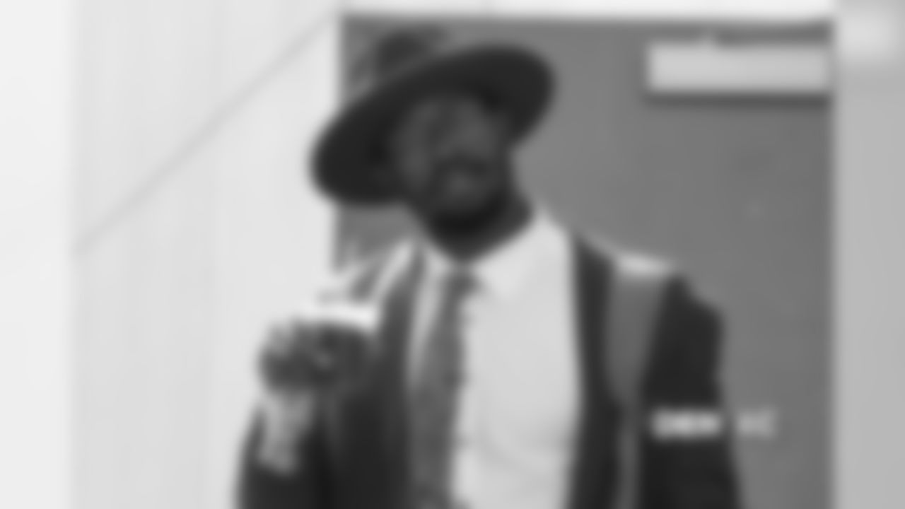 Von Miller walks to the buses during the team's travel for their Week 8 game against the Kansas City Chiefs on October 27, 2018.