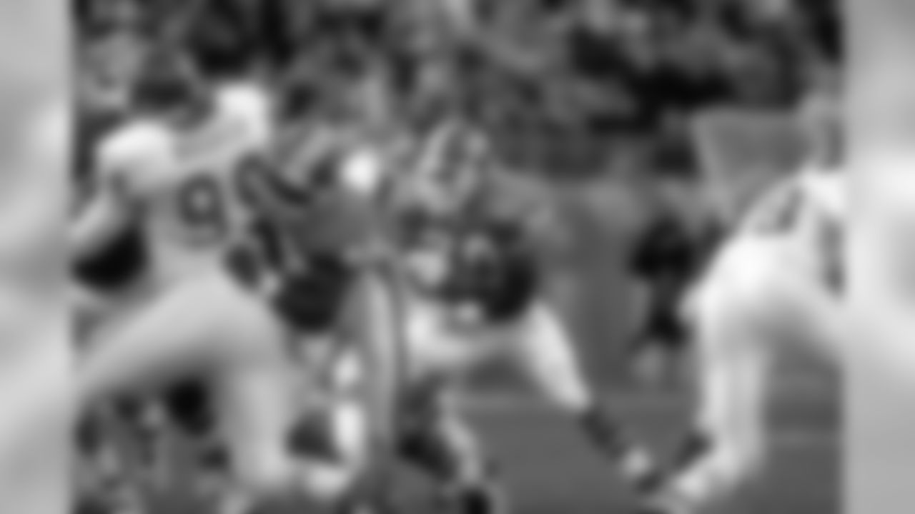 Running back Terrell Davis carries the ball upfield during an October 27, 1996 win (34-7) over the Kansas City Chiefs.