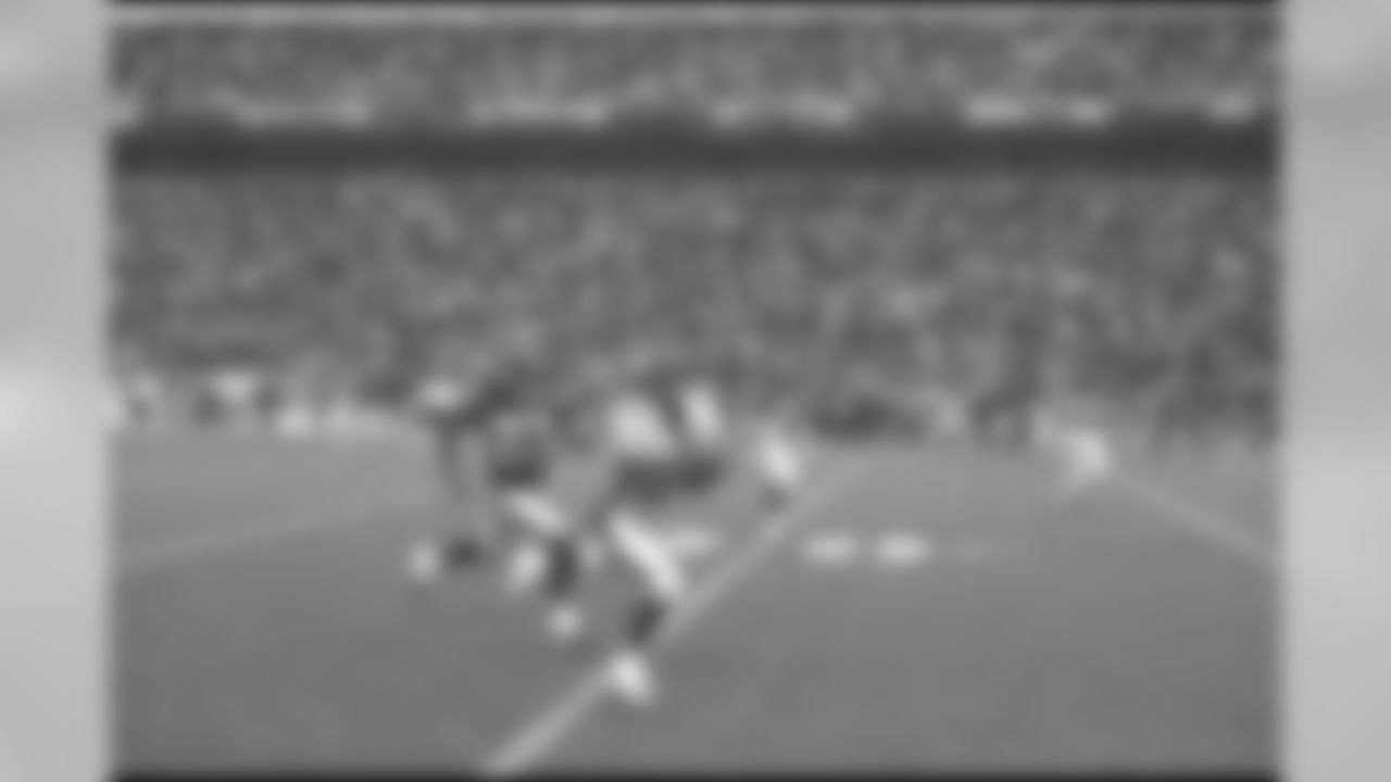 Ashley Lelie (2002 NFL Draft - first round, 19th overall) reels in a deep pass for a big gain against the Chargers in 2003. Lelie spent his first four years in the league with the Broncos, starting 40 of 64 games. His biggest season came in 2004 when he totaled 1,084 receiving yards on 20.1 yards per reception and seven touchdowns.