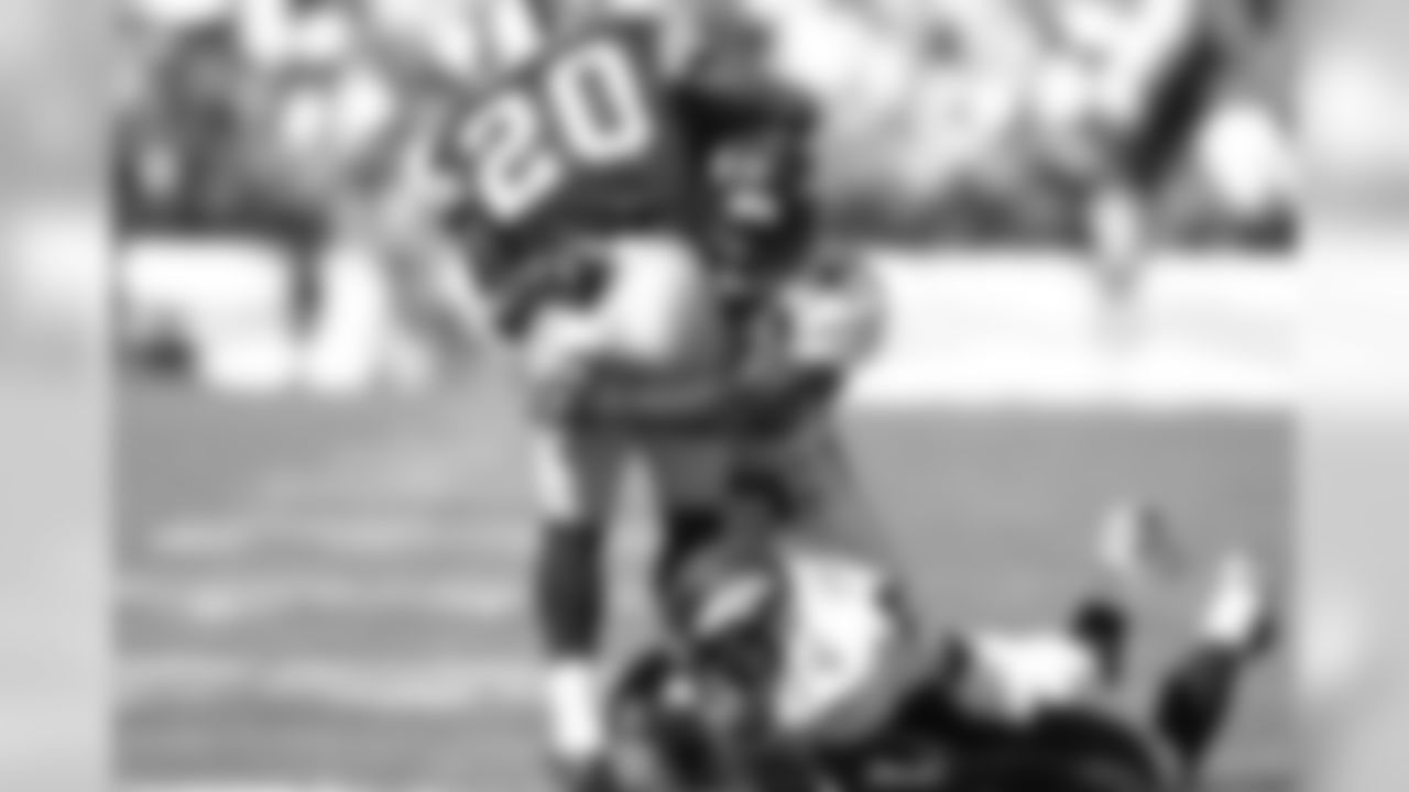 This class (212 CarAV) may not have featured any superstars, but Deltha O'Neal, Ian Gold, Kenoy Kennedy and Cooper Carlisle formed a solid class. Each started for at least five seasons in the NFL, and O'Neal and Gold each made at least one Pro Bowl.
