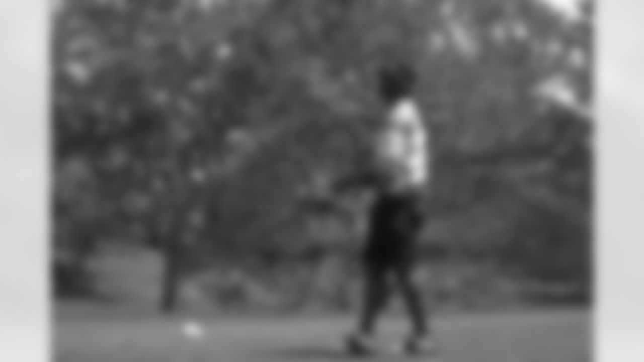 Deltha O'Neal tees off as various players, coaches, alumni and local celebrities take part in the annual Mike Shanahan Golf Classic in 2002.