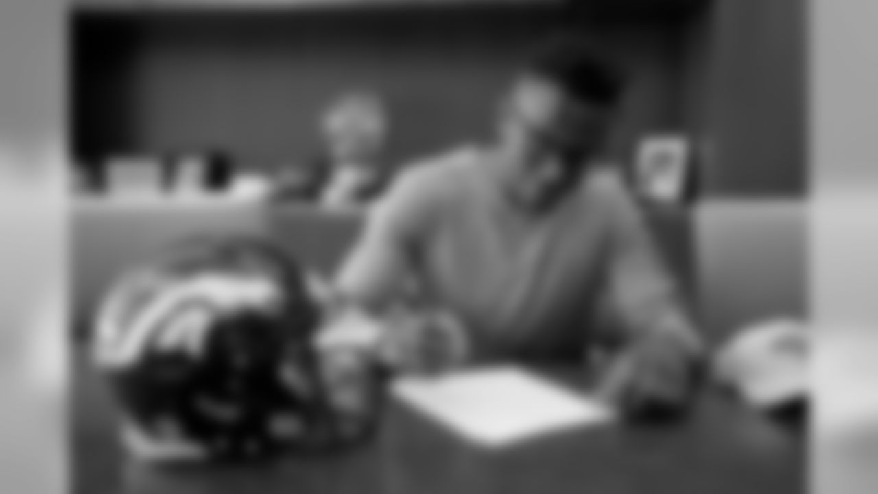 WR DaeSean Hamilton signs his rookie contract.