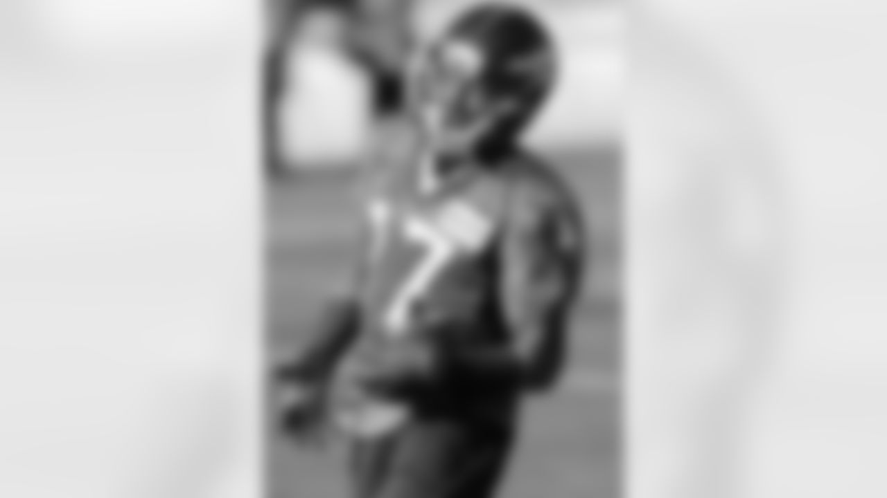 WR Andre Caldwell makes a one-handed grab.