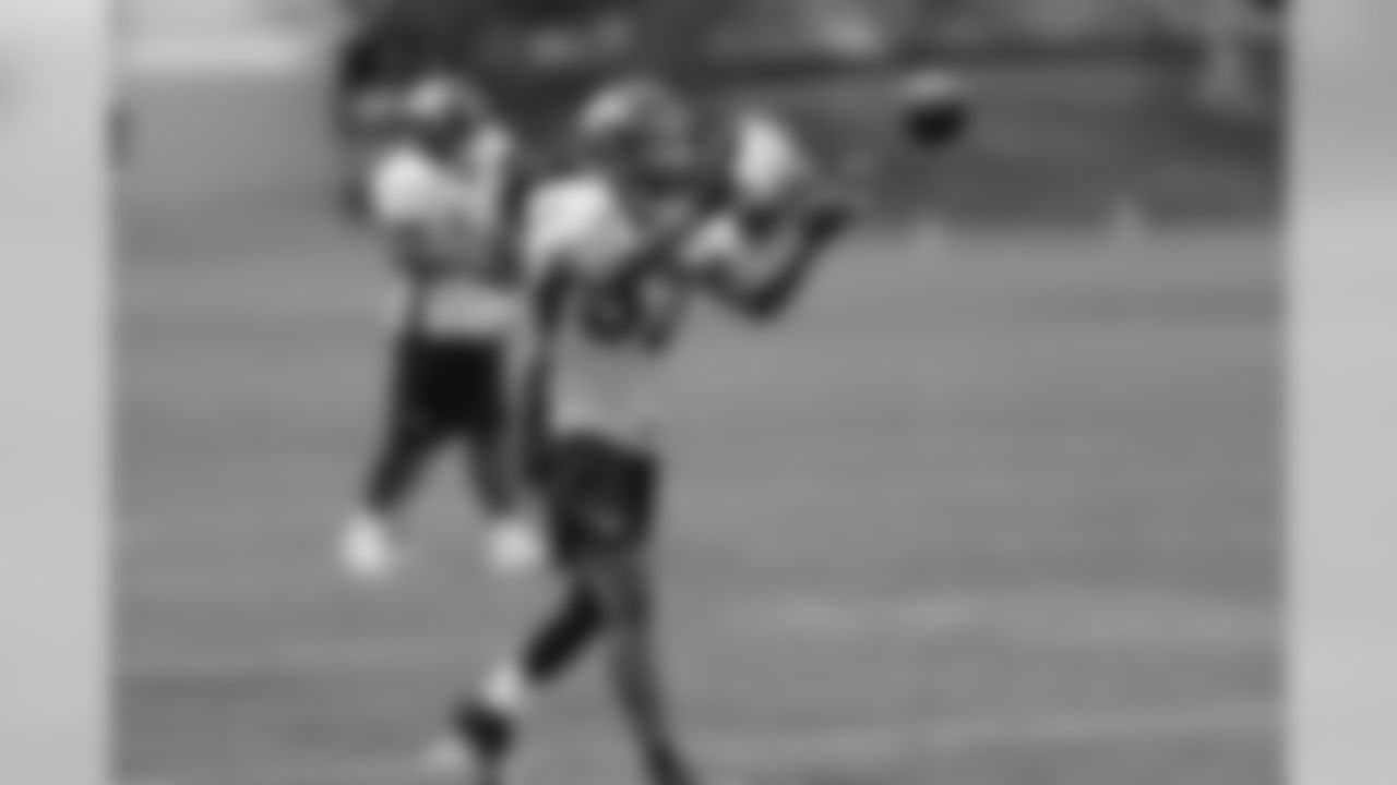 LB Wesley Woodyard looks in a pass.