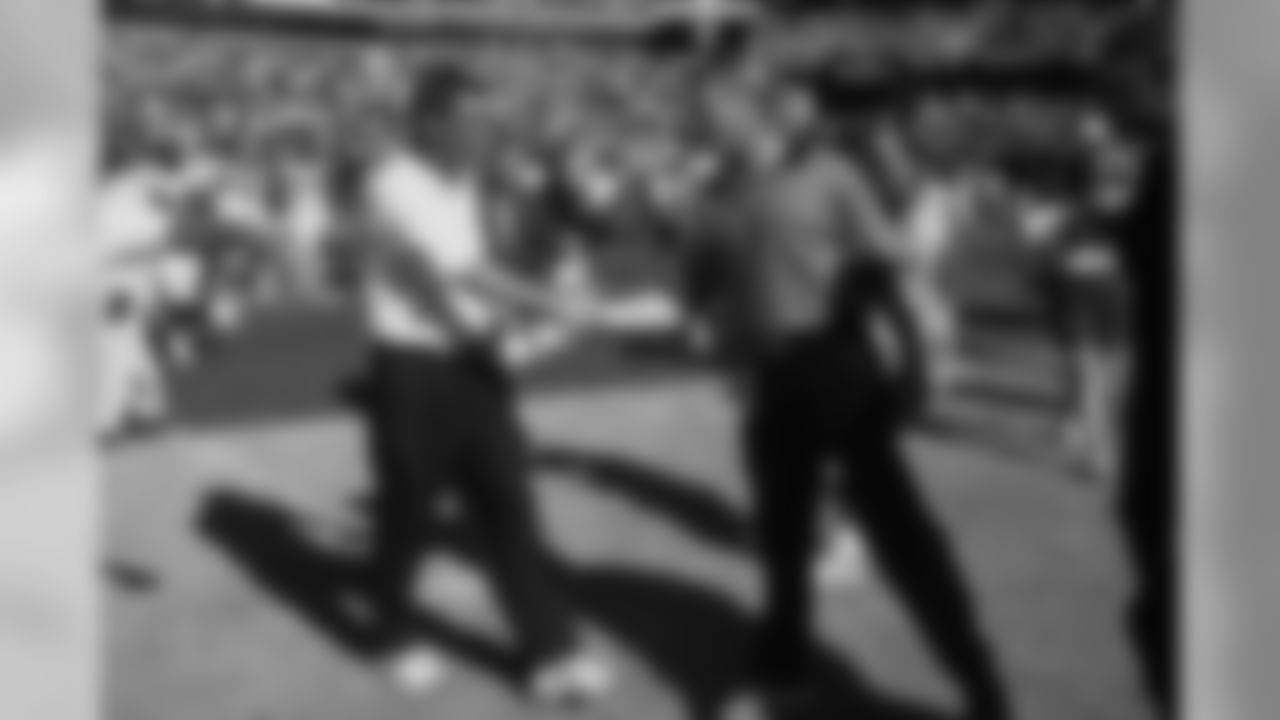 Mike Shanahan shakes hands with Raiders head coach Jon Gruden after the game against the Oakland Raiders at Network Associates Coliseum on September 17, 2000.