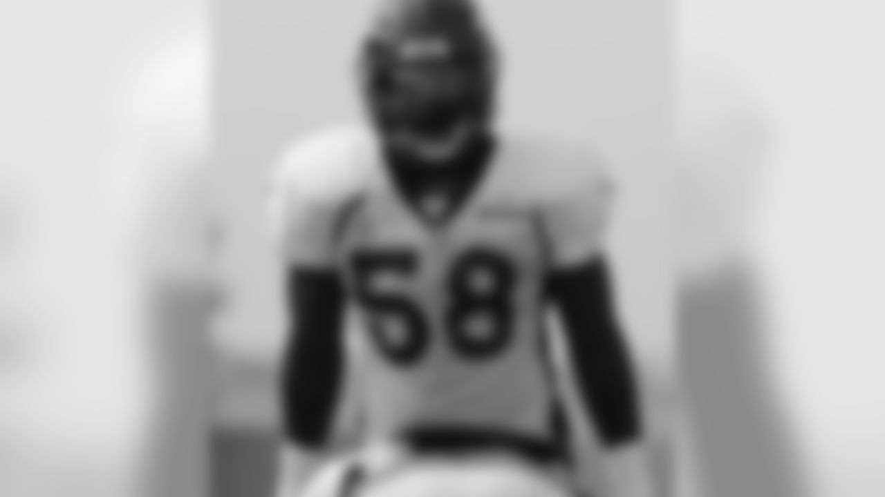 LB Von Miller gets ready for a drill.