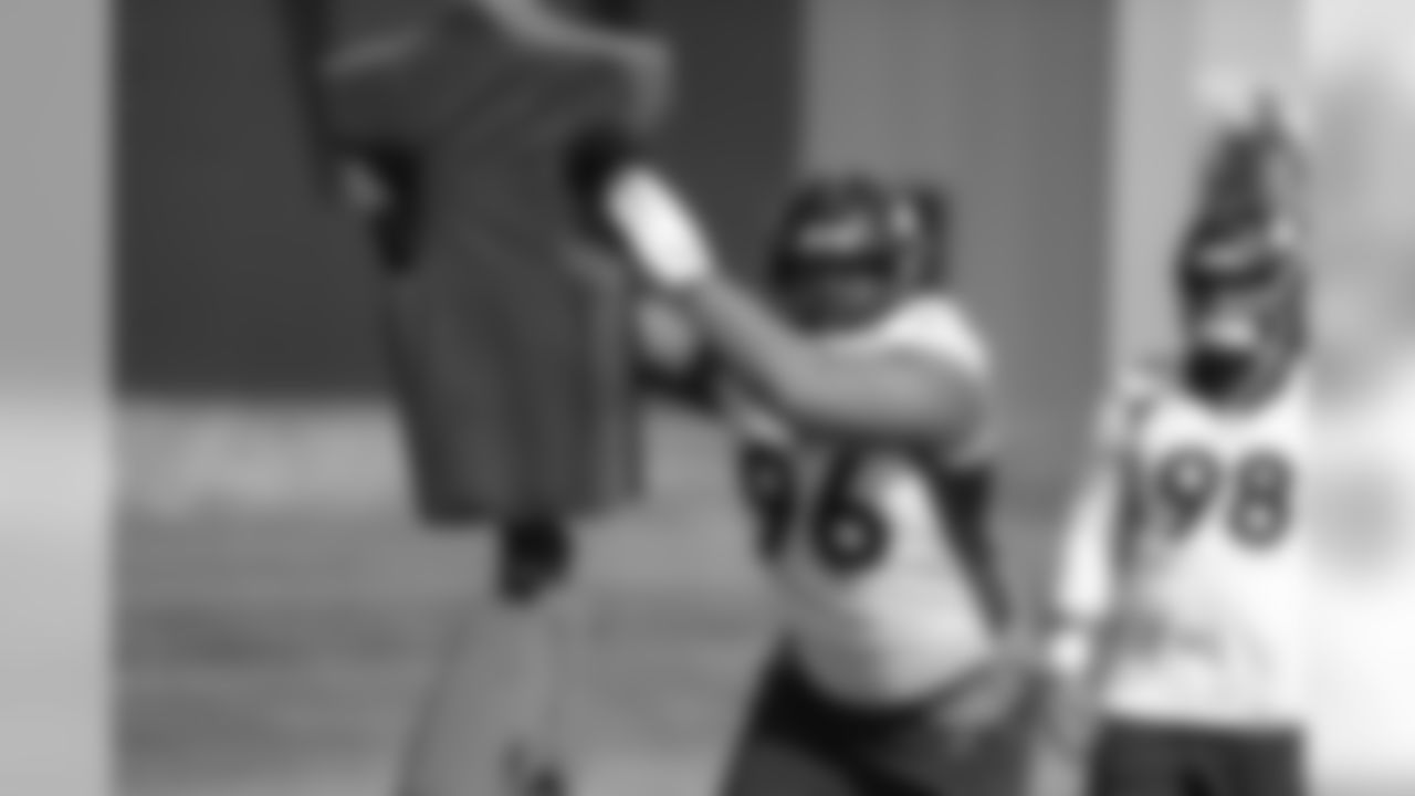 Shelby Harris does a drill during the first training camp practice at UCHealth Training Center on August 14, 2020. (Photo by Ben Swanson)