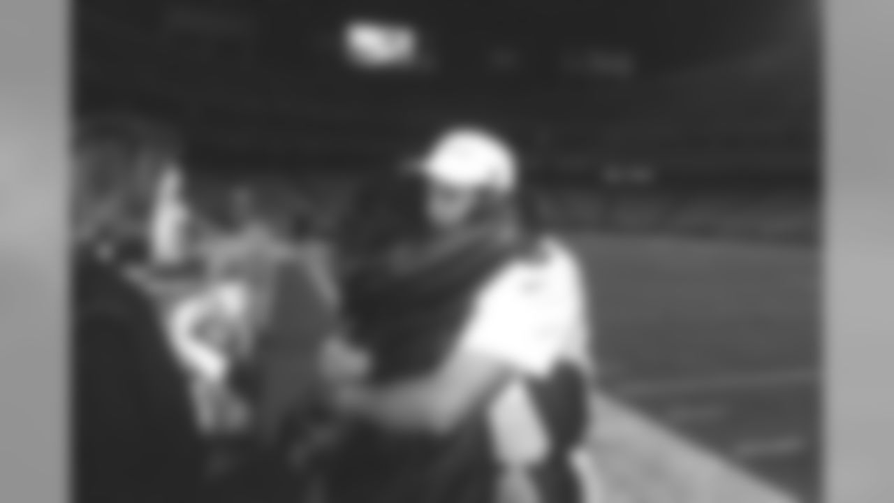 Bubby Brister gets a hug from his mom against the Kansas City Chiefs at Arrowhead Stadium in Kansas City, MO on November 16, 1998.