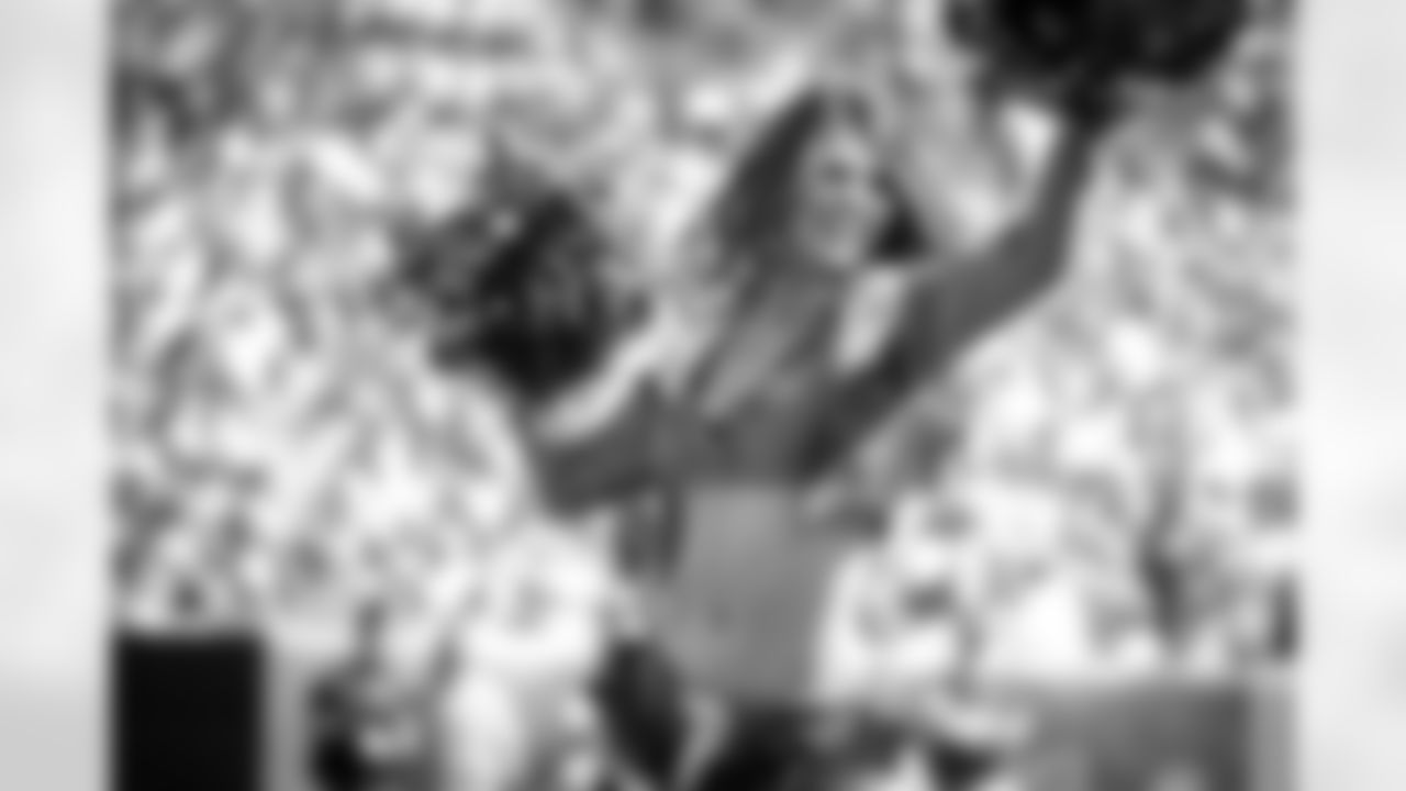 The Denver Broncos Cheerleaders perform during a 2021 Week 3 game against the Jets.